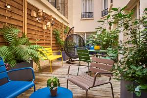 巴黎快乐文化马真塔38酒店的庭院设有桌椅和植物