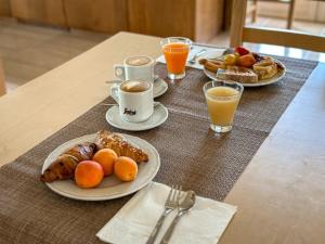 莱西纳Agriturismo Masseria Cannella的一张桌子,上面放着两盘早餐食品和两杯咖啡
