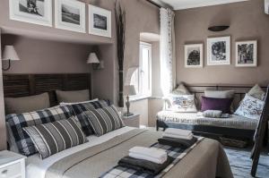 蒙特罗索阿尔马雷齐亚莱蒂齐亚住宿加葡萄酒旅馆的一间卧室配有两张带枕头的床。