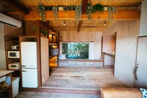 南伊豆町尤米加玛别墅度假屋的带冰箱的厨房和木地板