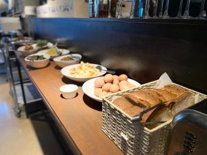 西归浦市中文本昵客酒店的自助餐,包括食物、鸡蛋和面包