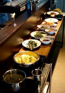 西归浦市中文本昵客酒店的自助餐,包括许多盘子