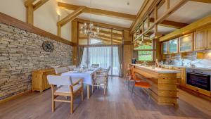 拉兹洛格Boutique Holiday Pirin Golf的厨房配有桌椅和石墙