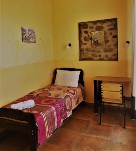 泰拉维Telavi Tel Aviv的一间小卧室,配有一张床和一张桌子