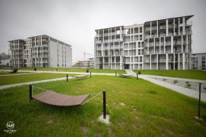 兰卡特Apartament 33的建筑物前田野的吊床