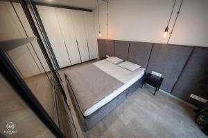 兰卡特Apartament 33的一间小卧室,卧室内配有一张床铺