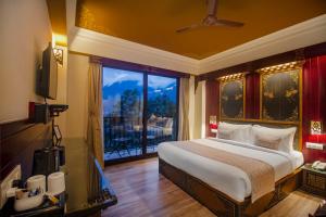 甘托克Amritara Hidden Land, Gangtok - 900 mts from MG Marg的一间卧室设有一张床和一个大窗户