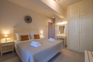 卡拉马基Philharmonie Hotel的卧室配有白色床和毛巾