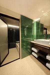 高山FAV LUX Hida Takayama的带淋浴、盥洗盆和浴缸的浴室