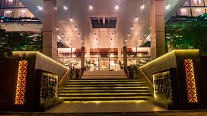 万隆Grand Sunshine Resort & Convention的通往灯火通明的建筑的楼梯