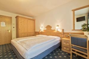 科尔福索加尼拉多拉达公寓式酒店的一间卧室配有一张大床和镜子