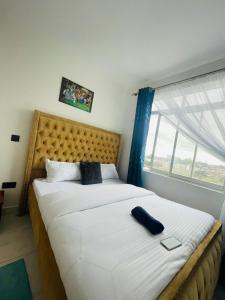 KiambuOmuts one bed airbnb with swimmingpool的一间卧室设有一张大床和大窗户