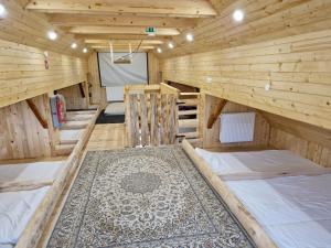 Višnja GoraCowboy's Land的大型木制客房,配有几张床
