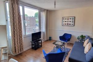 伦敦Large Duplex in Bermondsey的带沙发、电视和窗户的客厅