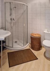 Saint-NaborGrange Des Arts的带淋浴、卫生间和盥洗盆的浴室