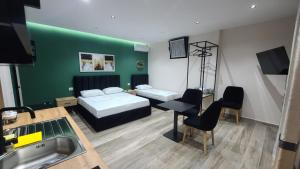 都拉斯Guest House Tian & Hojz的一间卧室配有一张床、一张桌子和一个水槽