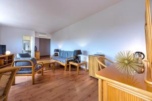 维琪奥港迪布里酒店的客厅配有沙发和椅子