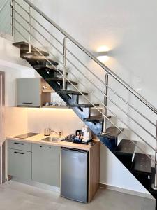 伊里斯斯La Mer Luxury Apartments的房屋内的厨房,设有螺旋楼梯