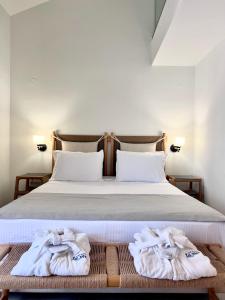 伊里斯斯La Mer Luxury Apartments的一间卧室配有带毛巾的床