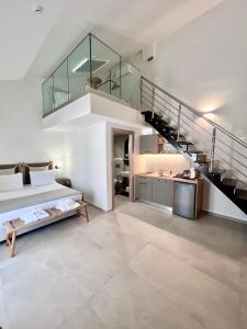 伊里斯斯La Mer Luxury Apartments的阁楼上设有1间带大型楼梯的卧室