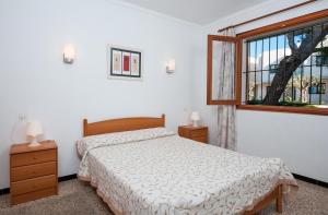 穆罗海滩Miloca 2的一间卧室设有一张床和一个窗口