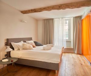 蒙帕齐耶hideauts hotels Le Chevalier bleu的一间卧室设有一张大床和一个窗户。