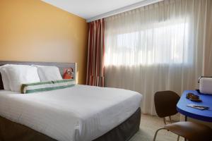 戛纳艾博利亚酒店的一间设有大床和窗户的酒店客房