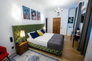 卡拉甘达Metelitsa Hotel的一间卧室配有一张带绿色床头板的床