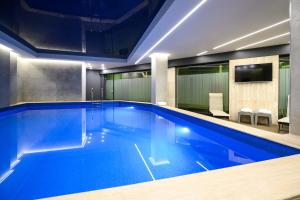 埃里温North Avenue by Stellar Hotels, Yerevan的在酒店房间的一个大型游泳池