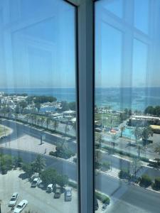 科威特Gulf grand hotelجلف جراند اوتيل的享有停车场景致的窗户