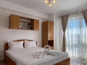 雅西Luxury Studios & Apartments Newton by GLAM的卧室配有白色的床和天鹅