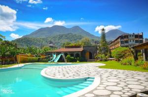 圣地亚哥阿蒂特兰土施阿巴耶酒店 的一座山地风格的度假游泳池