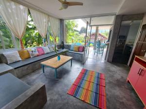 Ban LamaiJuliet Home Samui的客厅配有沙发和桌子