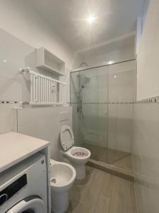 库尼奥Casa Isabel的白色的浴室设有卫生间和淋浴。