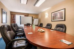 米西索加多伦多西部迪克西401品质套房酒店的一间会议室,配有一张大木桌子和椅子