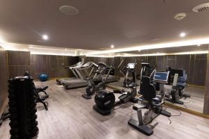 卡萨布兰卡Radisson Blu Hotel Casablanca City Center的健身房设有数台跑步机和健身器材