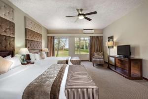雾观Hazyview Sun的酒店客房设有两张床和一台平面电视。