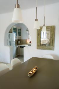 圣玛丽亚Kalma villa的厨房配有桌子和碗