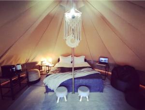 波拉齐克SolinaGlamp的帐篷内一间卧室,配有一张床