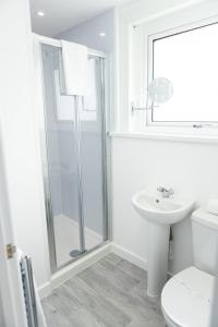 普里茅斯Fred's Place的带淋浴、卫生间和盥洗盆的浴室
