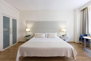 巴塞罗那巴塞罗那马里亚诺库比公寓式酒店的卧室配有一张带两个枕头的大白色床