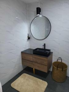 新孔Lost paradise 2的浴室设有黑色水槽和镜子