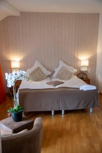 沃韦德拉广场酒店的一间卧室配有带白色床单和枕头的床。