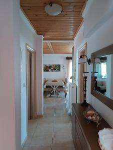 帕拉塔蒙Niki Apartments Sea View Attic的拥有白色墙壁和木制天花板的走廊