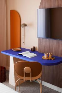 戛纳艾博利亚酒店的一张蓝色的桌子和椅子