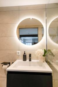 代尔夫特Deluxe 20m2 Canal View的一间带水槽和镜子的浴室