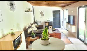 蓬特亚雷亚斯Casita Sarabia的客厅配有沙发和桌子