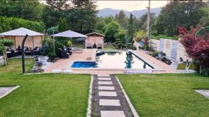 蓬特亚雷亚斯Casita Sarabia的后院,在院子里设有游泳池