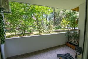 瓦拉日丁BNF Lounge的享有公园景致的阳台