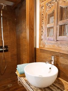 圣勒Le ti bali Chambre的木制柜台上带白色水槽的浴室
